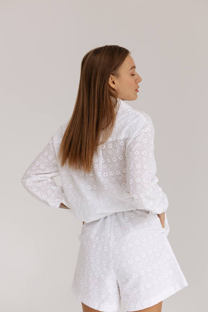 Flower embroidered shorts in white