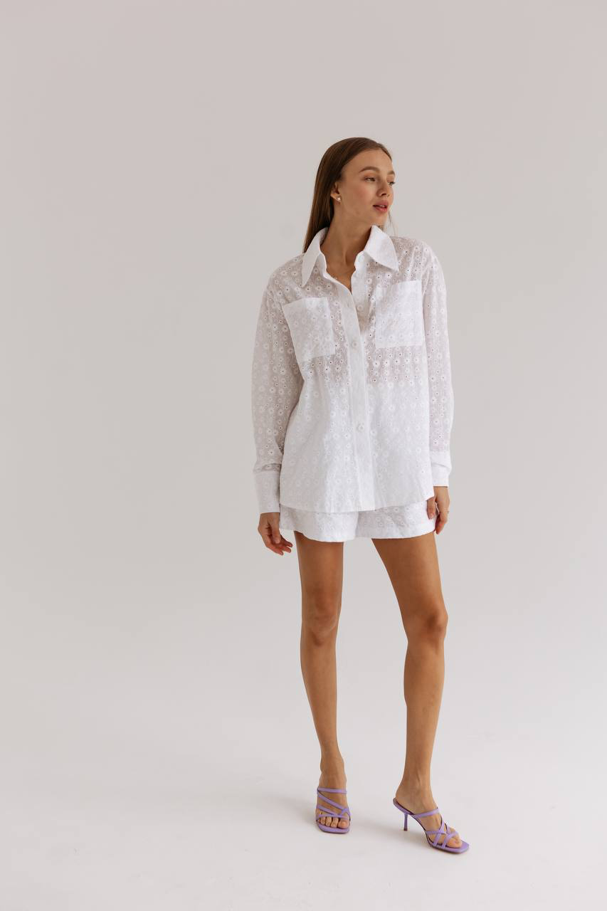 Flower embroidered shorts in white